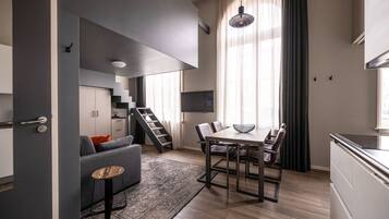 Caja de seguridad en la habitación y espacio para trabajar con laptop