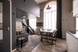 1 Bedroom Apartment, Sofa Bed, Extra Bed | 客房內保險箱、筆電工作空間、隔音、熨斗/熨衣板