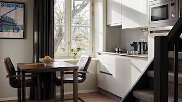 1 Bedroom Apartment - Duplex | Living area | 32-inch flat-screen TV with cable channels, TV