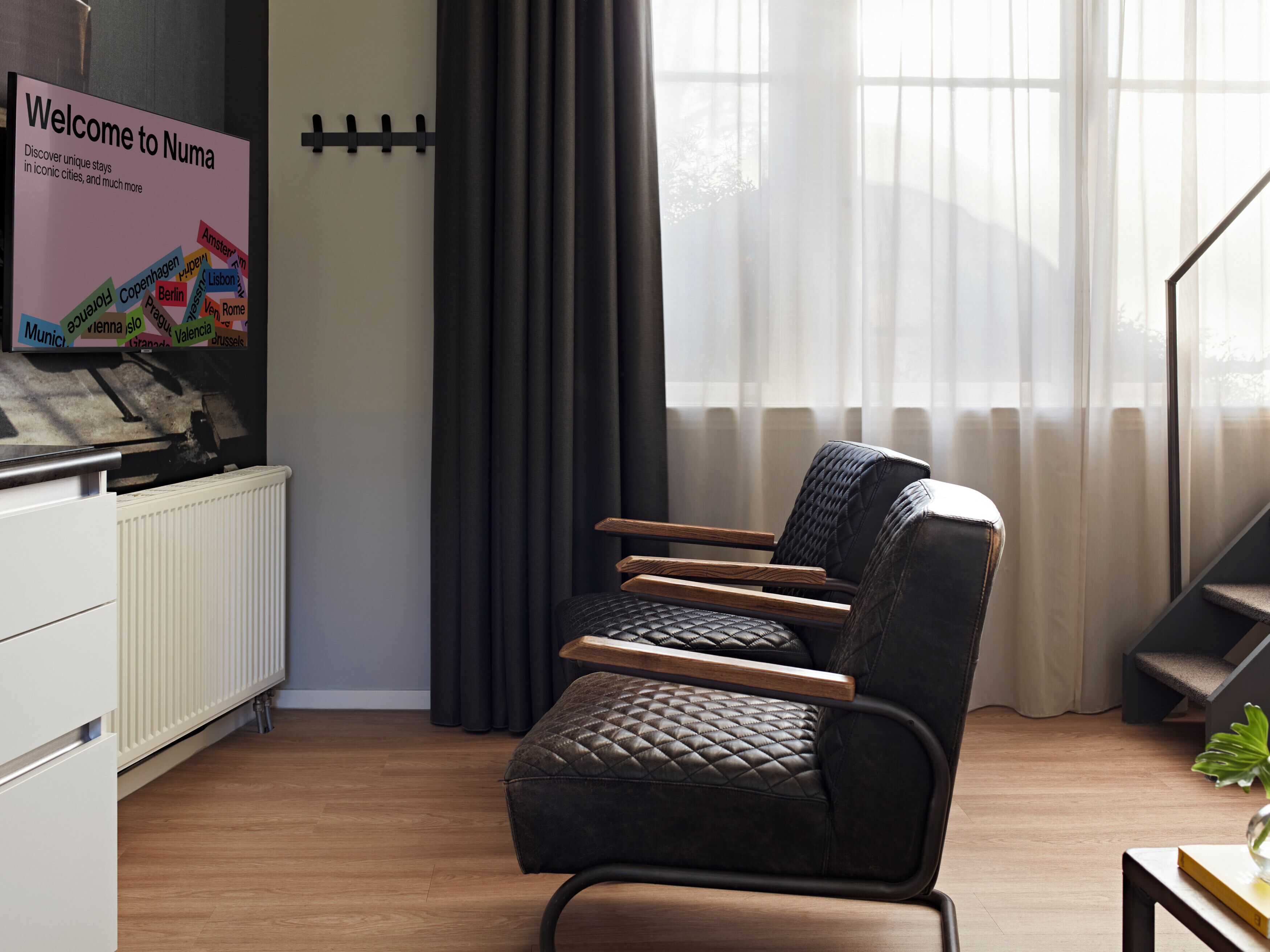 Medium Studio with Kitchen and Extra Bed - Duplex | Oppholdsområde | En 32-tommers Flatskjerm-TV med kabel-kanaler samt TV