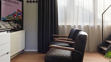 Medium Studio with Kitchen and Extra Bed - Duplex | Oppholdsområde | En 32-tommers Flatskjerm-TV med kabel-kanaler samt TV