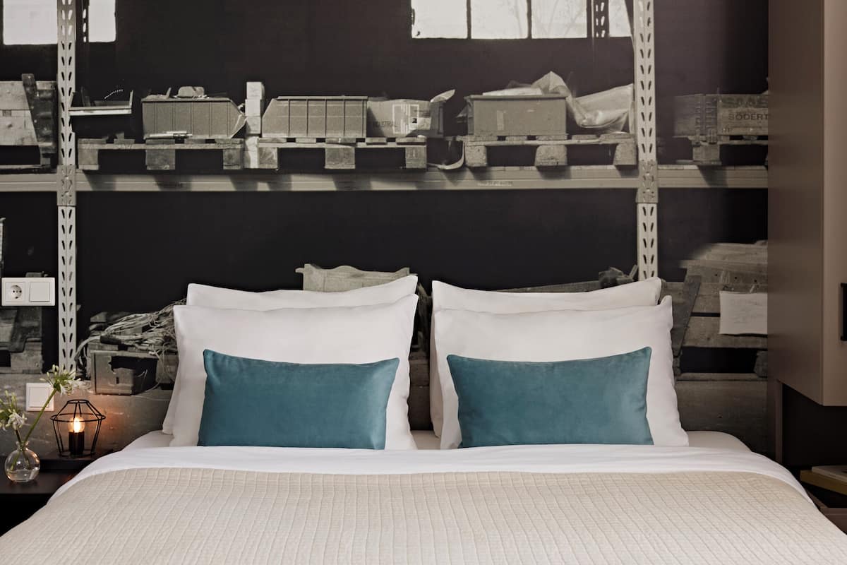 1 Bedroom Apartment, Sofa Bed, Extra Bed | Een kluis op de kamer, een laptopwerkplek, geluiddichte muren