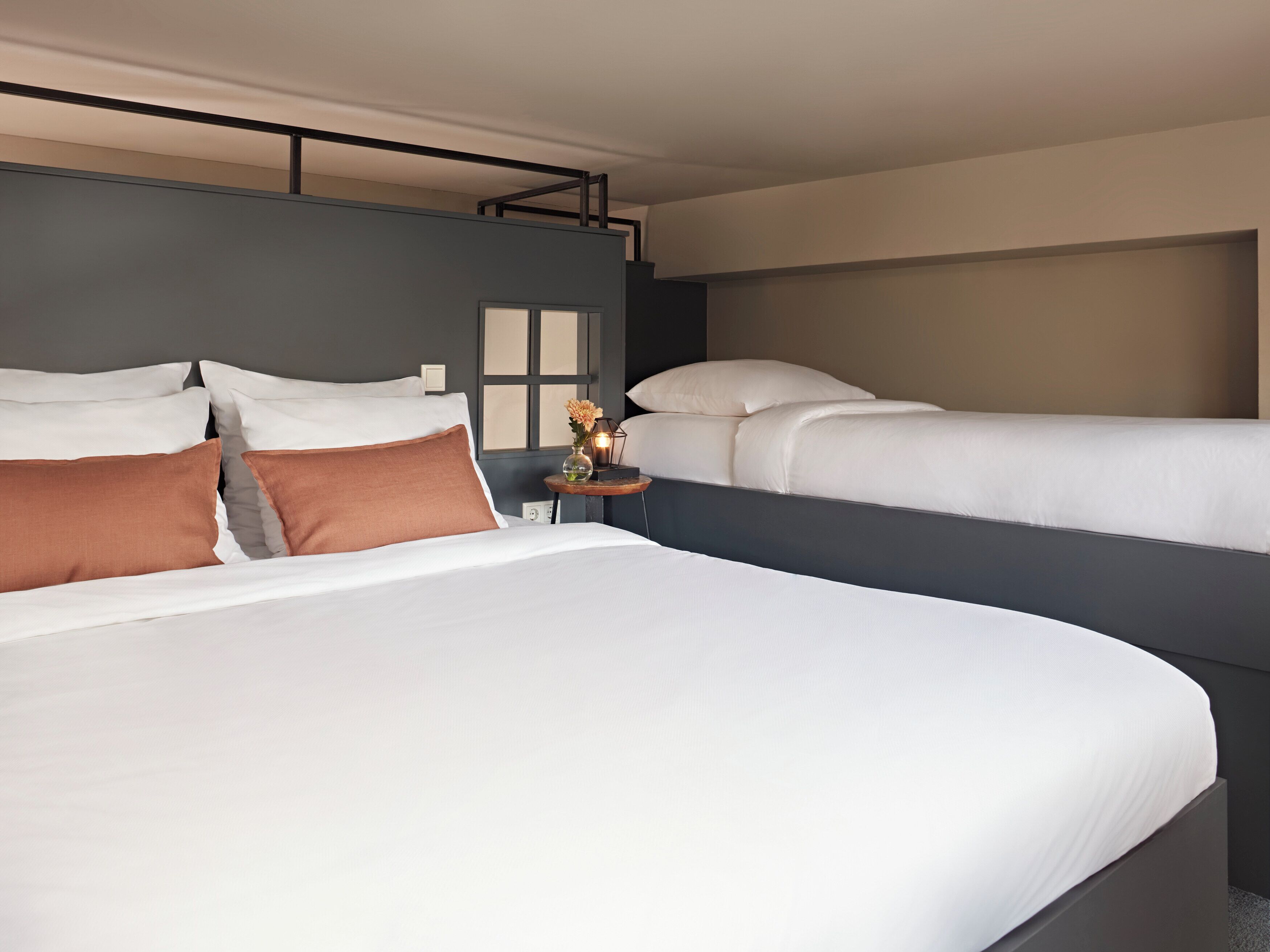 Cofres nos quartos, espaço de trabalho para notebook