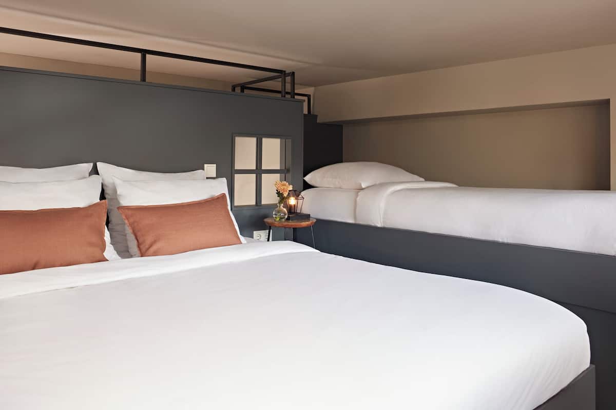 Een kluis op de kamer, een laptopwerkplek, geluiddichte muren