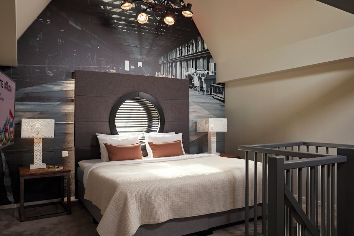 1 Bedroom Apartment - Duplex | Een kluis op de kamer, een laptopwerkplek, geluiddichte muren