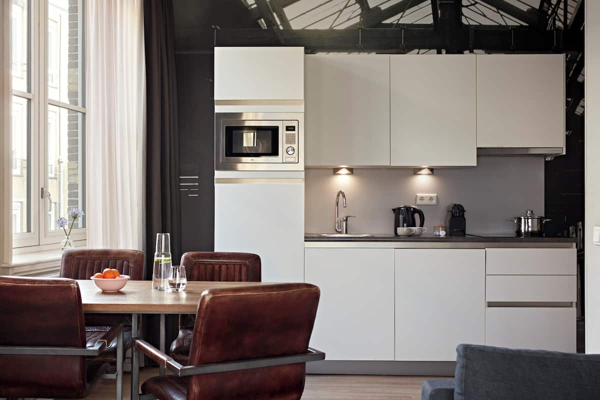 Een 32-inch flatscreentelevisie met kabelzenders en een televisie