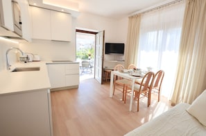 Appartement, 2 chambres, terrasse | Cuisine privée | Réfrigérateur, micro-ondes, plaque de cuisson, cafetière/bouilloire