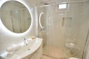 Apartment, 1 Bedroom, Balcony | Bathroom | Shower, free toiletries, hair dryer, bidet - Villa Phoenix (Riva del Garda)
