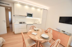 Appartement, 1 chambre, balcon | Coin séjour | Télévision à écran plat