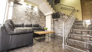 Lobby sitting area - Laguardia Hotel (Tel Aviv)