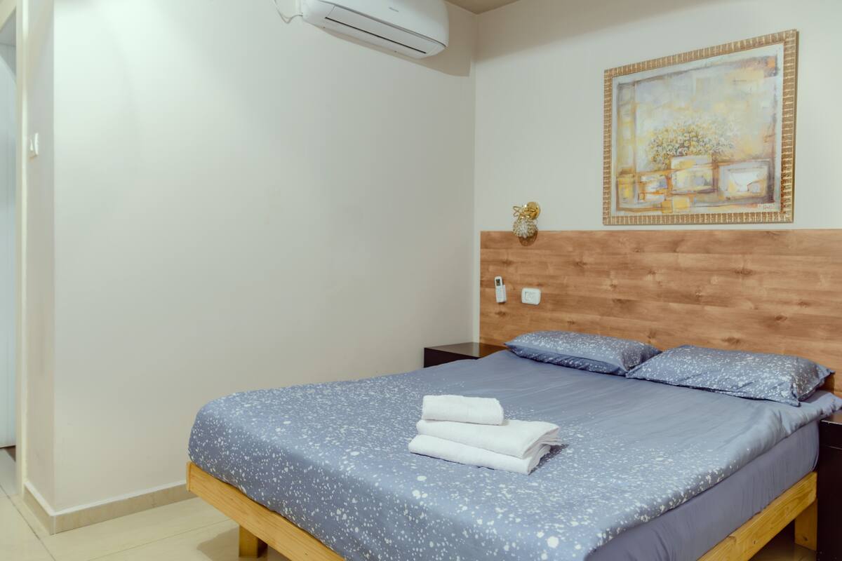 Economy Room, 1 Bedroom | Premium bedding, pillowtop beds, desk, soundproofing