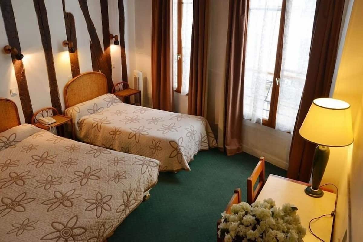Triple Room | Desk, WiFi (free)