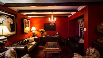 Standard Room, 1 Double Bed | Living area | Flat-screen TV