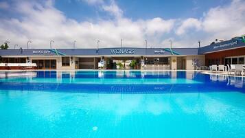 Piscine couverte, 2 piscines extérieures, parasols de plage
