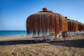 Plage privée, chaises longues, parasols, bar de plage