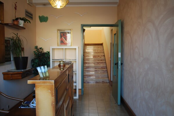 32-inch flat-screen TV with digital channels, TV - Albergo Smeraldo (Castelnuovo Magra)