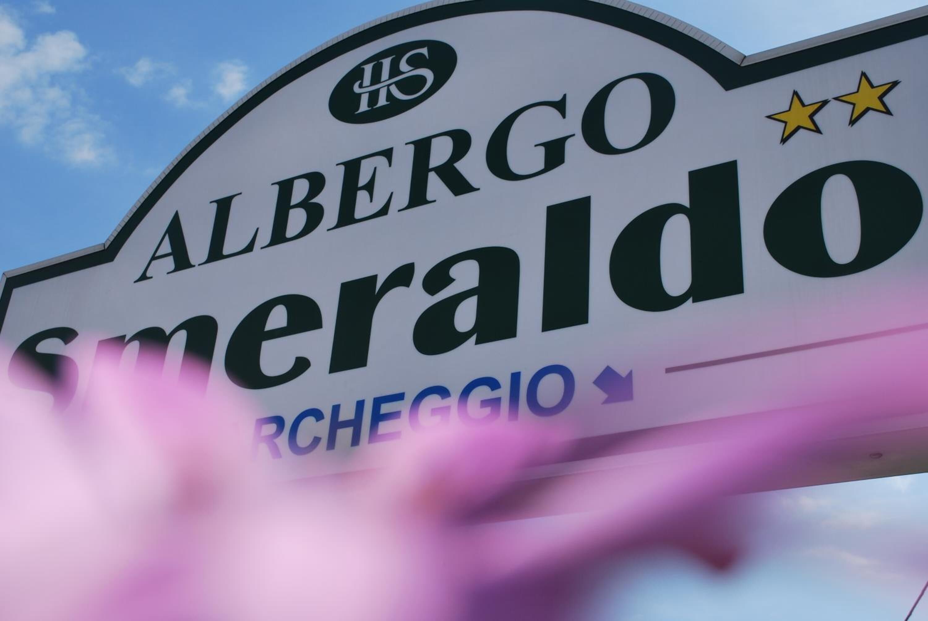 Een bord met de naam 'Albergo Smeraldo' en het woord 'RCHEGGIO' eronder.