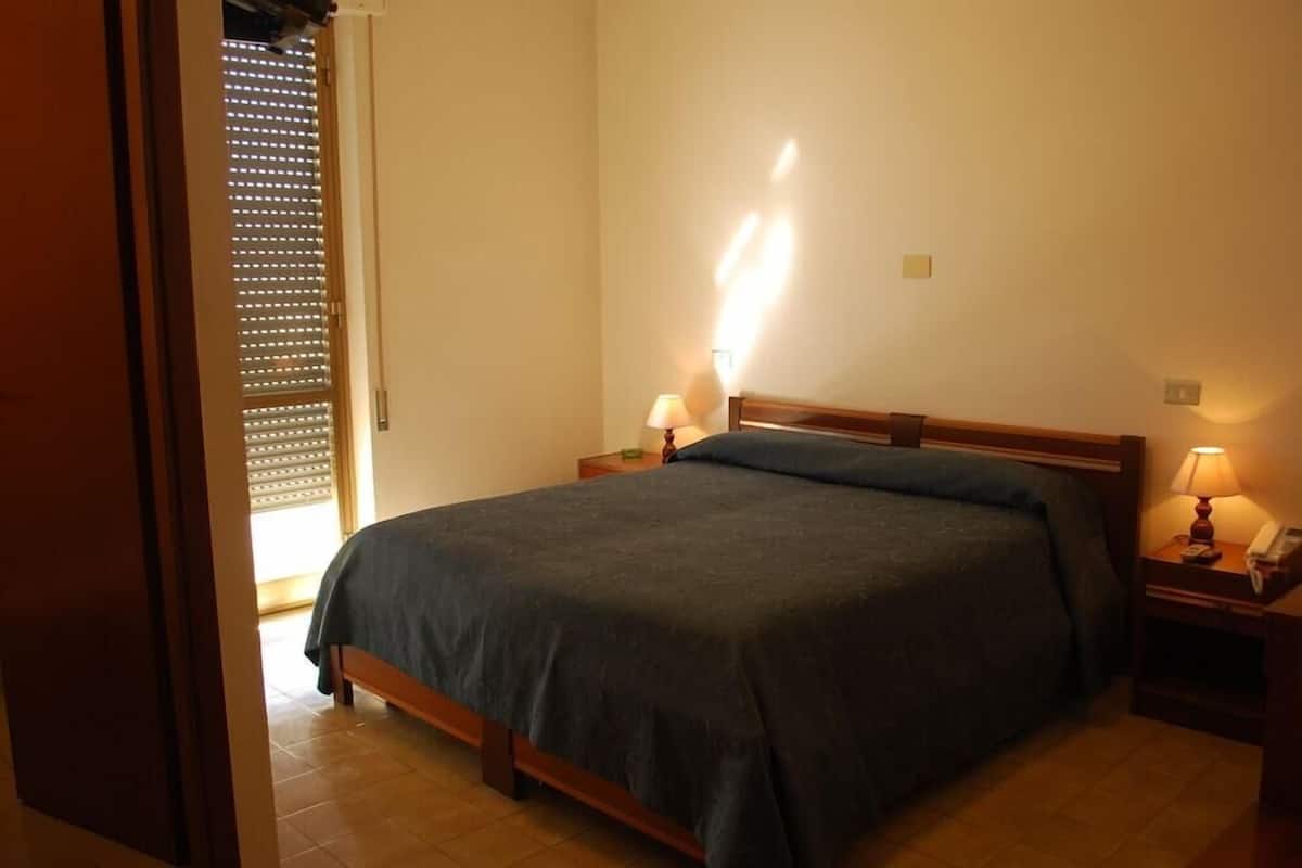 Coffres-forts dans les chambres, bureau, Wi-Fi gratuit, draps fournis