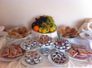 Daily buffet breakfast (EUR 5 per person) - Albergo Smeraldo (Castelnuovo Magra)