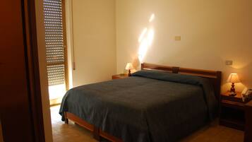 Zimmersafe, Schreibtisch, kostenloses WLAN, BettwÀsche