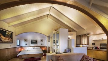 Honeymoon Chalet, Jetted Tub, Mountain View | Living area