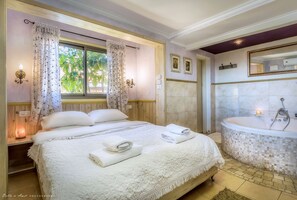 Phòng đôi phong cách lãng mạn, 1 giường cỡ queen, bồn tắm nước nóng, quang cảnh núi | Bộ đồ giường cao cấp, bàn, phòng cách âm