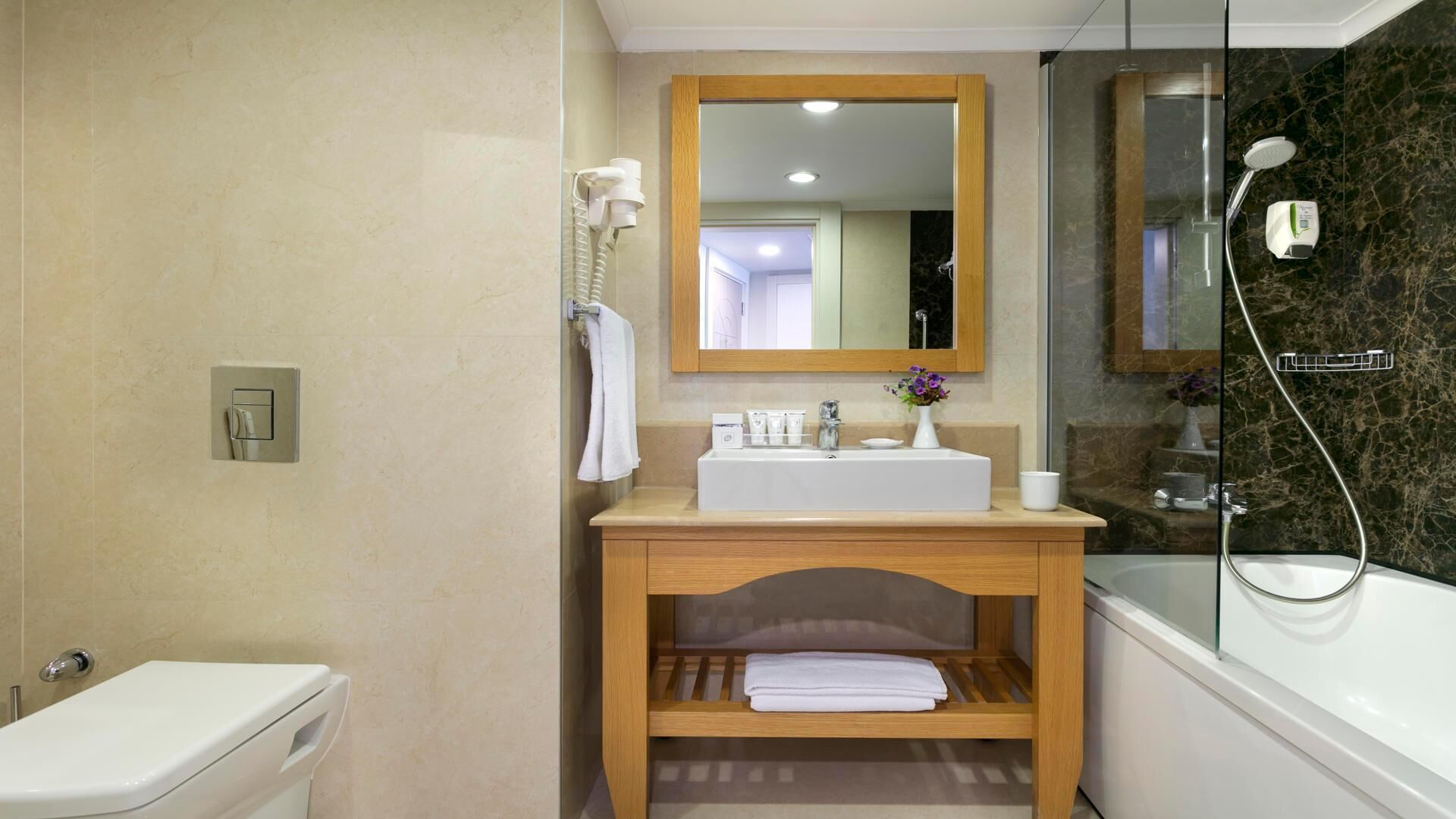 ของใช้ในห้องน้ำฟรี, ไดร์เป่าผม, เสื้อคลุมอาบน้ำ, รองเท้าสวมภายในห้อง