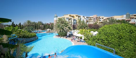 Piscine couverte, piscine extérieure, parasols de plage, chaises longues