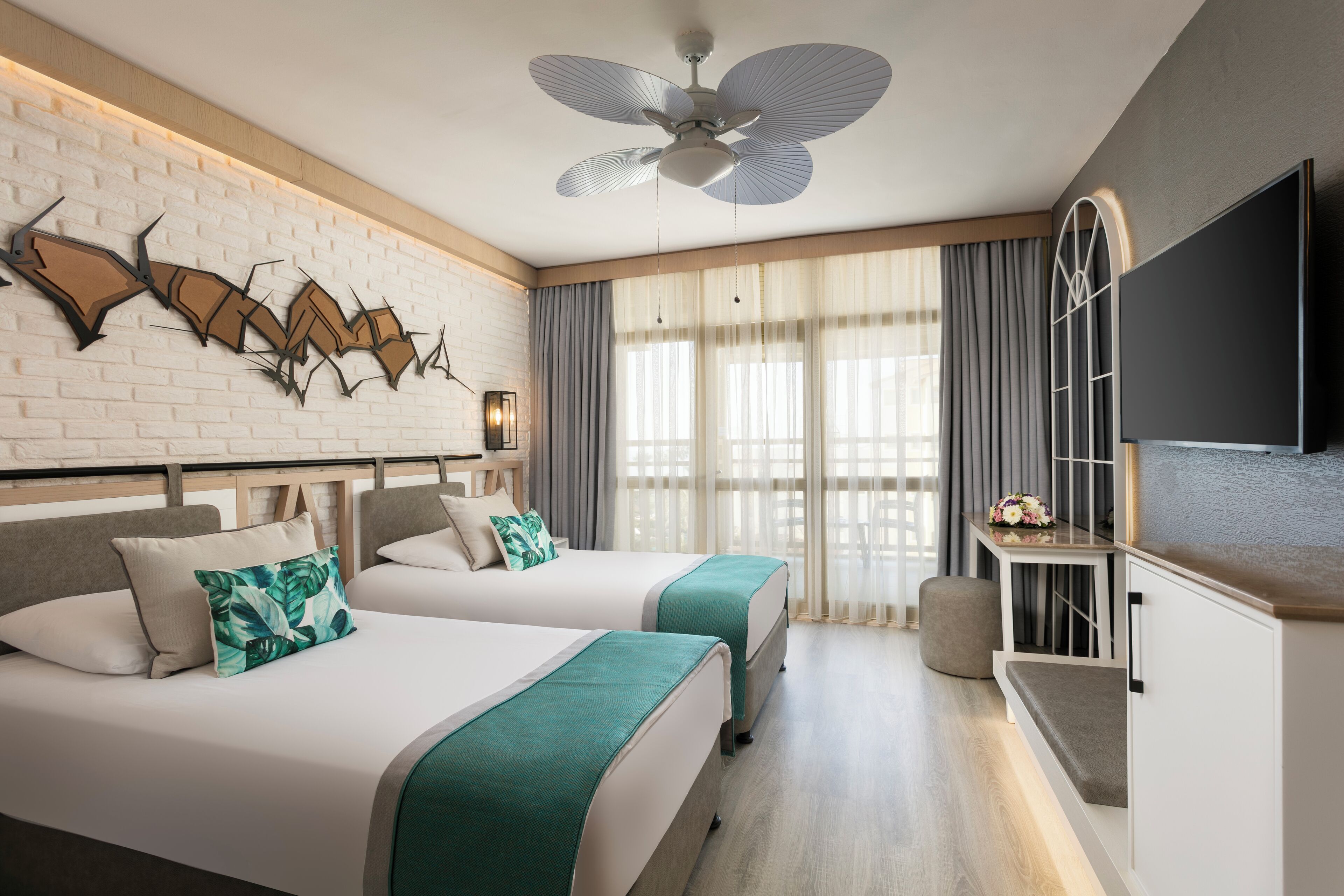 迷你吧贈品、房內夾萬、隔音、免費嬰兒床