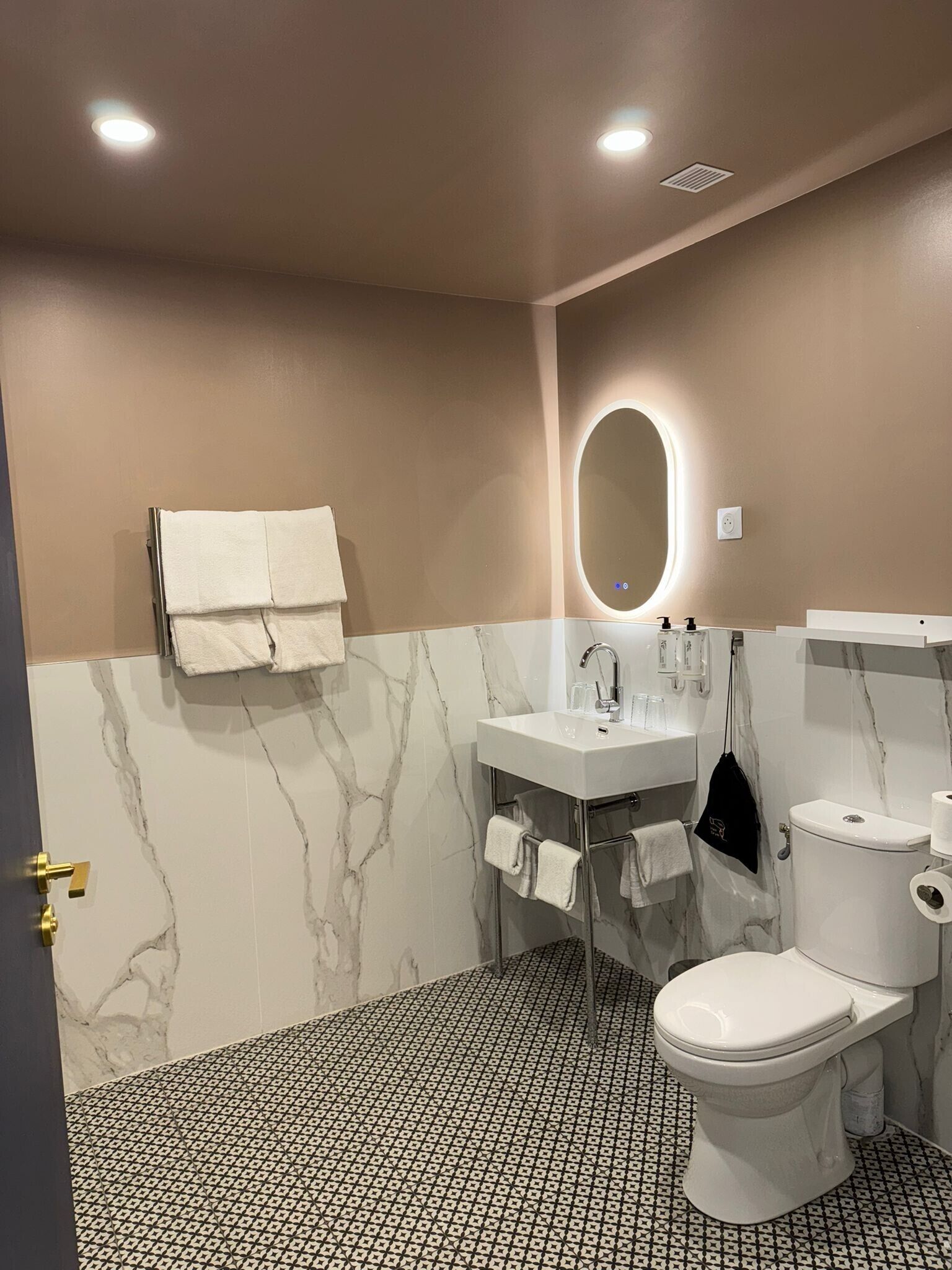 quadruple room | bathroom | free toiletries, hair dryer, towels