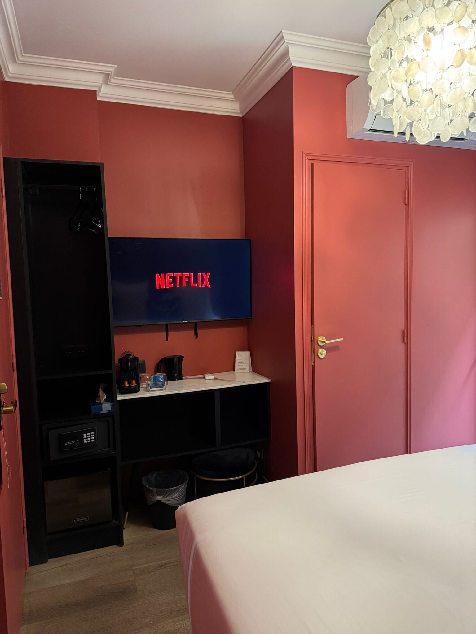 double room (rez de chaussée) | 1 bedroom, individually decorated, individually furnished, desk