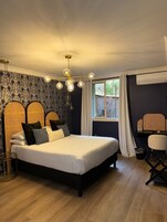 1 habitación, decoración personalizada, muebles diferentes y escritorio 