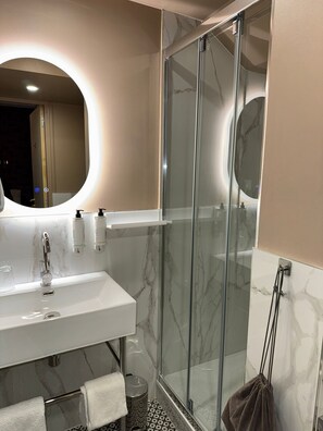 Economy Double Room (Rez de chaussée) | Bathroom | Free toiletries, hair dryer, towels - Hôtel La Caravelle (Aix-en-Provence)