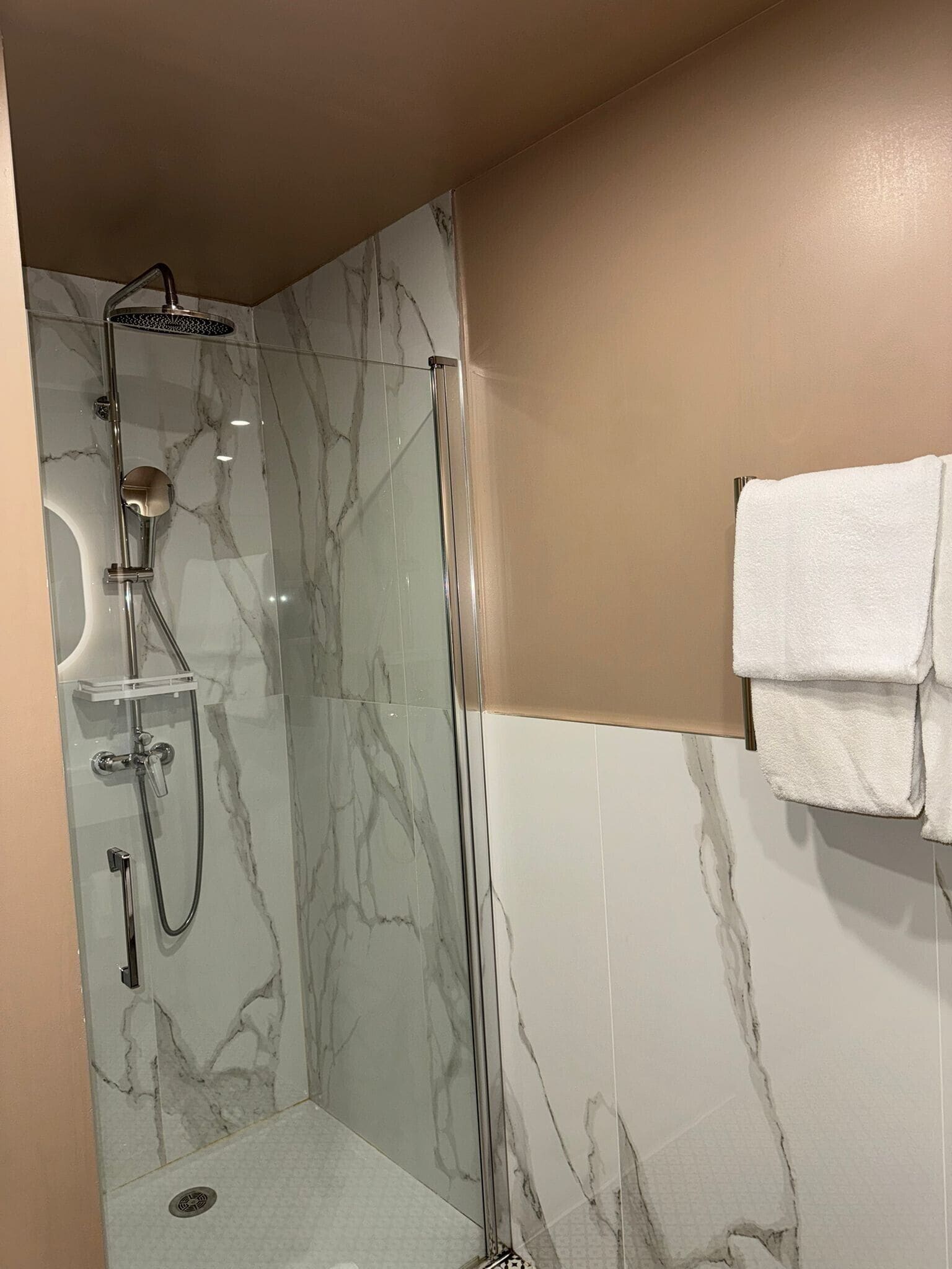 quadruple room | bathroom | free toiletries, hair dryer, towels
