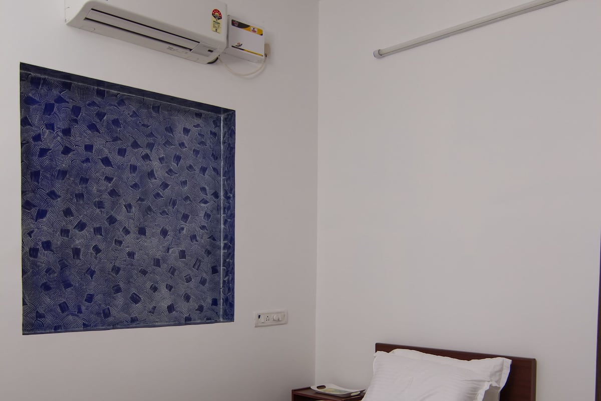 1 bedroom, desk, iron/ironing board, rollaway beds