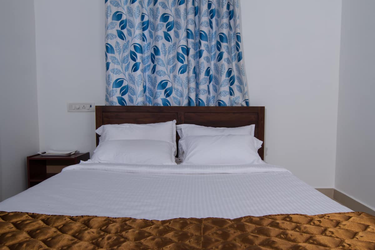 1 bedroom, desk, iron/ironing board, rollaway beds