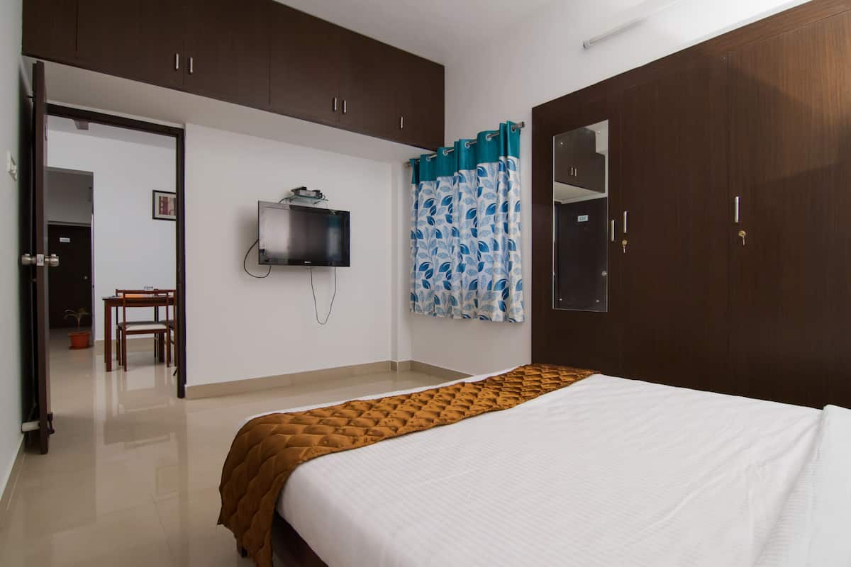 1 bedroom, desk, iron/ironing board, rollaway beds