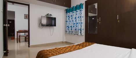Executive Double Room, 1 Queen Bed, Private Bathroom | 1 bedroom, desk, iron/ironing board, rollaway beds