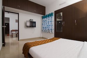 Phòng đôi Executive, 1 giường cỡ queen, phòng tắm riêng | 1 phòng ngủ, bàn, bàn ủi/dụng cụ ủi quần áo 
