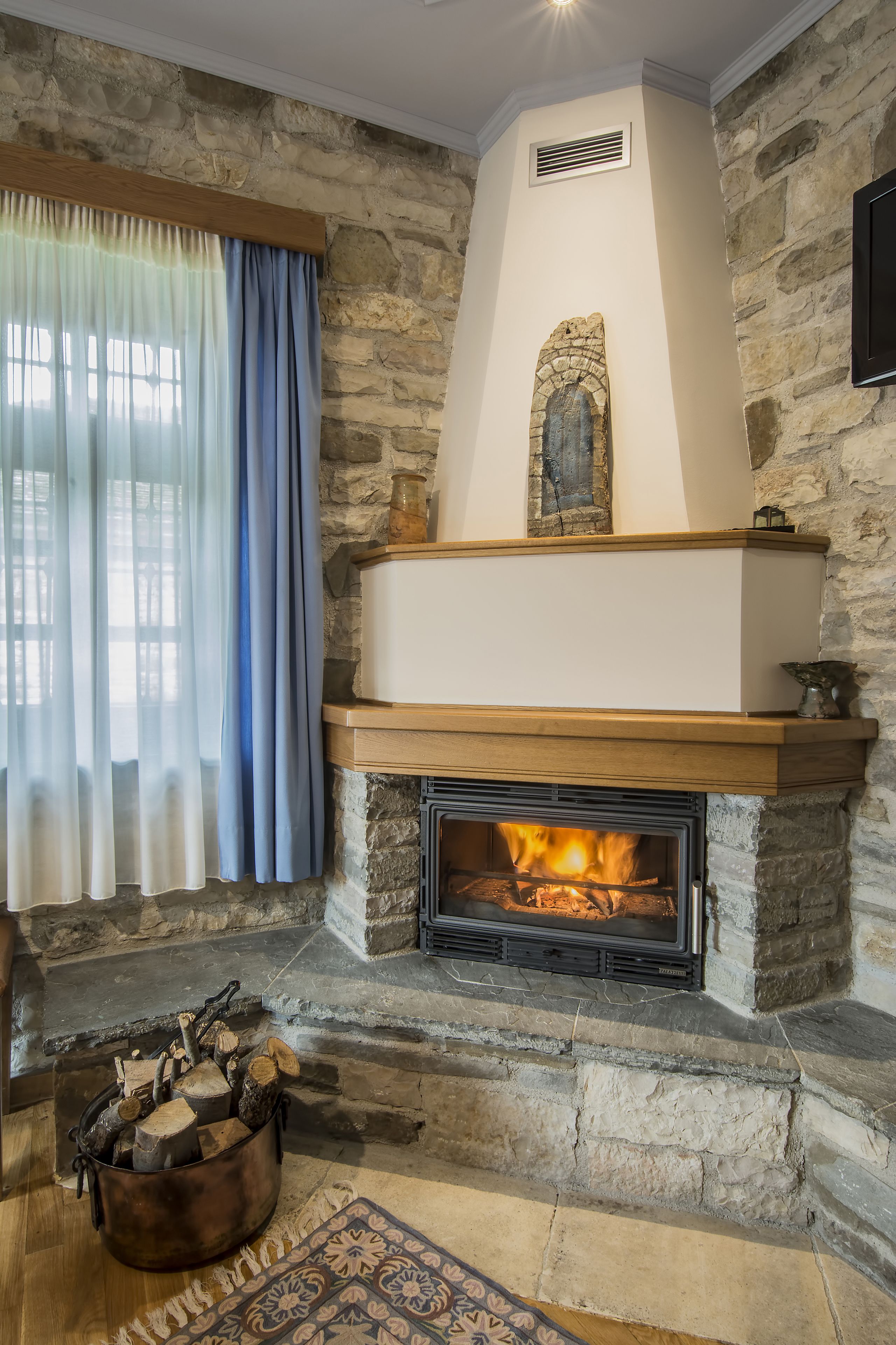 Standard Double or Twin Room | Fireplace