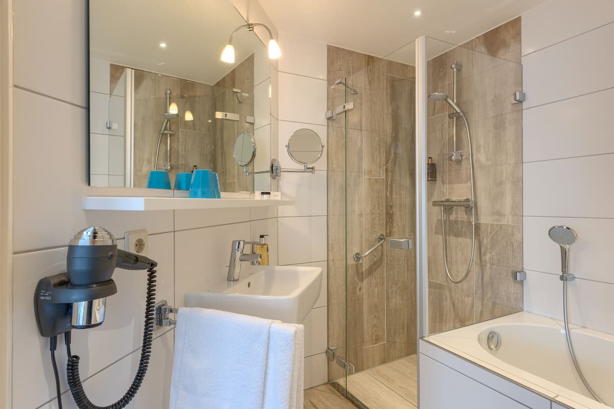 double room, bathtub | bathroom | free toiletries, hair dryer, towels