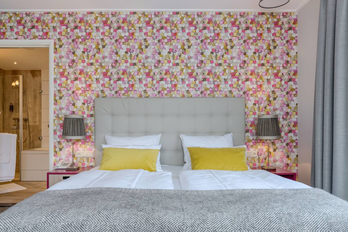 Double Room, Bathtub | In-room safe, desk, blackout drapes, WiFi (free)