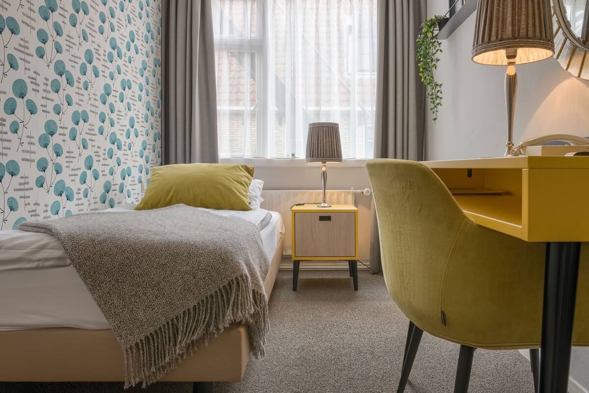 Standard Single Room | In-room safe, desk, blackout drapes, WiFi (free)