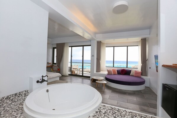 Deluxe suite,balcony,Hot tub,ocean View | Soundproofing, free WiFi, bed sheets - Whilom SeaShoreHotel (Hengchun)
