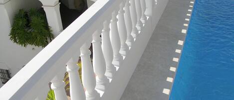 Piscina a l'aire lliure (horari: 10:00-21:00), para-sols i gandules