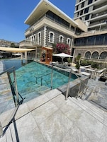 Una piscina al aire libre de temporada