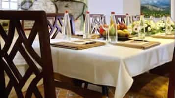 Breakfast and dinner served, kosher dishes