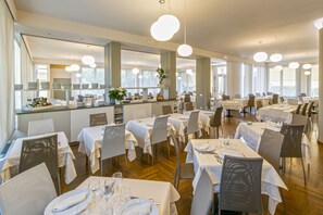 Colazione a buffet a pagamento, servita tutte le mattine 