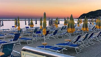 Privatstrand, Liegestühle, Sonnenschirme, Strandtücher