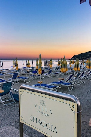 Private beach, sun-loungers, beach umbrellas, beach towels. Hotel Villa San Giuseppe